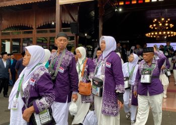 Calon jemaah haji asal Kudus saat berangkat dari Pendapa Kabupaten Kudus menuju Asrama Donohudan Boyolali, Selasa (13/5/2025). (Nisa HS/Harianmuria.com)