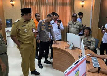 Wakil Bupati Jepara M Ibnu Hajar (Gus Hajar) meninjau ruangan call center 112 di Gedung OPD bersama lantai 3. (Tomi Budianto/Harianmuria.com)