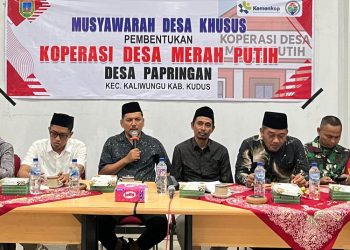 Camat Kaliwungu Satria Agus Himawan menghadiri rapat Musdesus di Desa Prambatan Lor, Kaliwungu, Kudus belum lama ini. (Fahtur Rohman/Harianmuria.com)