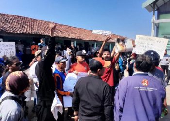 Warga melakukan unjuk rasa di depan Balai Desa Wonoagung, Karangtengah, Demak, Rabu (14/5/2025), untuk menuntut kepala desa mundur. (Burhan Aslam/Harianmuria.com)