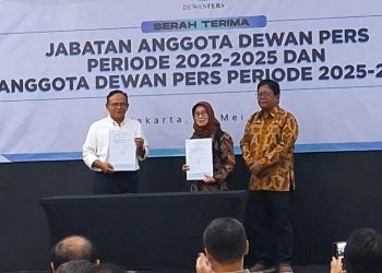 Ketua Dewan Pers periode 2025-2028 Komaruddin Hidayat (kiri) dalam serah terima jabatan di Kantor Dewan Pers, Jakarta Pusat, Rabu (14/5/2025). (Antaranews/Harianmuria.com)