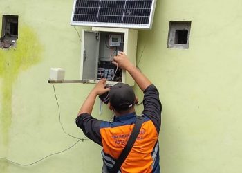 Petugas BPBD Kota Salatiga mengecek alat sistem Early Warning System (EWS) yang terpasang pada aliran air di belakang kawasan Kaliyoso. (Dok. BPBD Salatiga/Harianmuria.com)