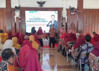 Anggota Komisi IX DPR RI Edy Wuryanto menyampaikan paparan dalam acara Sosialisasi Peserta Program JKN-KIS di Pendapa Kecamatan Cepu, Blora, Minggu (25/5/2025). (Eko Wicaksono/Harianmuria.com)