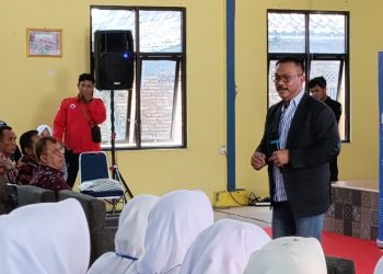 Anggota Komisi IX DPR RI Edy Wuryanto dalam kunjungan kerja di Balai Desa Kropak, Kecamatan Wirosari, Kabupaten Grobogan. (Ahmad Abror/Harianmuria.com)