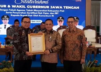 Bupati Pati Sudewo menerima sertifikat Hak Kekayaan Intelektual (HKI) untuk dua kata mutiara bertema pendidikan. (Mutia Parasti/Harianmuria.com)