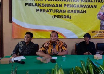 Anggota DPRD Jateng Harun Abdul Khafizh (tengah) memaparkan materi sosialisasi dan memprakarsai deklarasi pelestarian mata air lintas komunitas di Gedung Pramuka, Kabupaten Batang. (Fahri Akbar/Harianmuria.com)