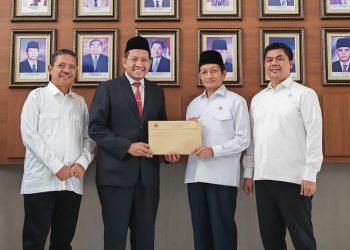Rektor IAIN Kudus Prof Abdurrohman Kasdi menerima Perpres tentang perubahan bentuk IAIN Kudus menjadi UIN Sunan Kudus di Kantor Kementerian Sekretariat Negara RI. (Dok. IAIN Kudus/Harianmuria.com)
