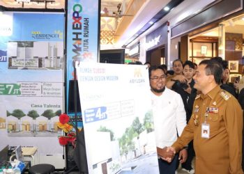 Gubernur Jawa Tengah Ahmad Luthfi meninjau stan usai membuka Jateng Omah Expo (Jomex) ke-3, di Mal Ciputra, Semarang, Senin (19/5/2025). (Dok. Humas Pemprov Jateng/Harianmuria.com)