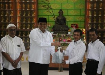 Wakil Bupati Jepara M Ibnu Hajar (Gus Hajar) melakukan kunjungan ke Vihara Damma Santiloka dalam program 'Jumat Berangkat', Jumat (23/5/2025). (Tomi Budianto/Harianmuria.com)
