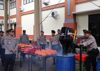 Kapolres Kudus AKBP Heru Dwi Purnomo melakukan pengecekan peralatan SAR usai Apel Kesiapsiagaan Penanggulangan Bencana Tahun 2025, Selasa (27/5/2028). (Nisa HS/Harianmuria.com)