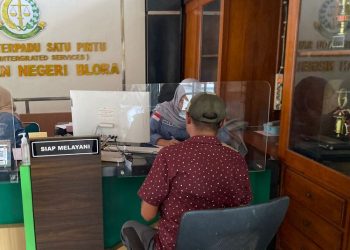 Warga Desa Jurangjero menyampaikan laporan dugaan penyelewengan anggaran desa dan pungli ke Kejari Blora. (Foto: Eko Wicaksono/Harianmuria.com)