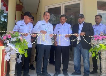 Bupati Kudus Sam'ani Intakoris meresmikan Gedung Lembaga Kemasyarakatan Desa (LKD) Bulung Kulon, Rabu (14/5/2025). (Fahtur Rohman/Harianmuria.com)