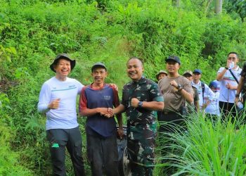 Bupati Kudus Sam'ani Intakoris memimpin langsung peninjauan jalur alternatif dari Ternadi menuju Soco hingga Rahtawu, Jumat (16/5/2025) sore. (Fahtur Rohman/Harianmuria.com)
