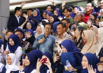 Menteri Kesehatan RI Budi Gunadi Sadikin dan Gubernur Jawa Tengah Ahmad Luthfi dalam acara pelepasan Peserta KKN Tematik, Magang, dan Magang Lulusan di Gradhika Bhakti Praja, Semarang, Jumat (9/5/2025). (Dok. Pemprov Jateng/Harianmuria.com)
