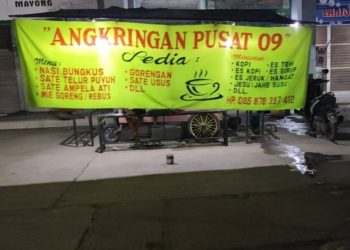 Area parkir di depan Pasar Mayong, Jepara yang digunakan untuk berjualan oleh para pedagang kaki lima. (Tomi Budianto/Harianmuria.com)