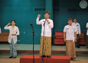 Bupati Kudus Sam'ani Intakoris melepas 292 atlet kontingen Kabupaten Kudus yang akan berlaga di Pekan Olahraga Pelajar Daerah (POPDA) tingkat Jawa Tengah Tahun 2025. (Dok. Setda Kudus/Harianmuria.com)