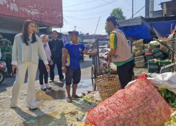 Wakil Bupati Kudus Bellinda Birton melakukan sidak ke Pasar Bitingan, Sabtu (10/5/2025). (Nisa HS/Harianmuria.com)
