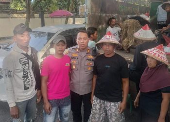 Kapolsek Tayu AKP Aris Pristianto mendampingi warga Pundenrejo ke Kantor Pemerintah Kabupaten Pati pada Rabu (7/5/2025). (Dok. Polsek Tayu/Harianmuria.com)