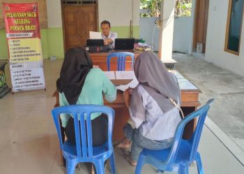 Masyarakat mengajukan Surat Keterangan Catatan Kepolisian (SKCK) di Balai Desa Jangkungharjo, Brati, Grobogan. (Dok. Polres Grobogan/Harianmuria.com)