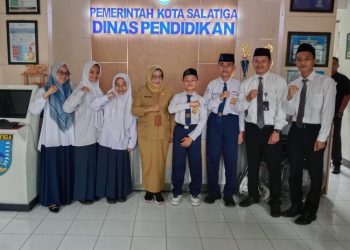 Para siswa SMP RUQ Al Falah beraudiensi dengan Kepala Dinas Pendidikan Kota Salatiga Nunuk Dartini, Senin (26/5/2025). (Dok. SMP RUQ Al Falah Salatiga/Harianmuria.com)