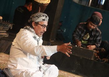 Anis Sholeh Ba’asyin dalam Ngaji NgAllah Suluk Maleman edisi ke-161 di Rumah Adab Indonesia Mulia, Pati, Sabtu (17/5/2025). (Dok. Pribadi/Harianmuria.com)