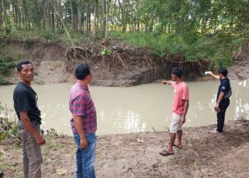 Petugas Polsek Karangrayung menunjukkan tempat kejadian perkara (TKP) bocah tenggelam di Sungai Desa Ketro, Kecamatan Karangrayung, Grobogan. (Dok. Polres Grobogan/Harianmuria.com)