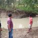 Petugas Polsek Karangrayung menunjukkan tempat kejadian perkara (TKP) bocah tenggelam di Sungai Desa Ketro, Kecamatan Karangrayung, Grobogan. (Dok. Polres Grobogan/Harianmuria.com)