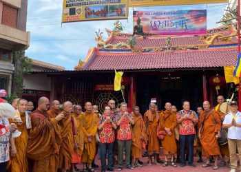 Para banthe (biksu) Thudong beristirahat sejenak di Klenteng Po An Thian, Kota Pekalongan, dalam rangkaian perjalanan spiritual menuju Candi Borobudur, Sabtu (3/5/2025).