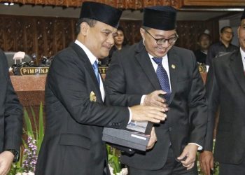 Gubernur Jawa Tengah Ahmad Luthfi (kiri) menerima laporan opini Wajar Tanpa Pengecualian (WTP) dari Badan Pemeriksa Keuangan (BPK) atas Laporan Keuangan Pemerintah Daerah (LKPD) Tahun 2024. (Dok. Humas Pemprov Jateng/Harianmuria.com)