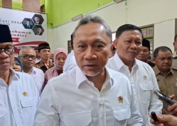 Menko Bidang Pangan Zulkifli Hasan melakukan peninjauan di Kecamatan Banyubiru, Kabupaten Semarang soal rencana pembangunan Kopdes Merah Putih, Selasa (6/5/2025). (Hesty Imaniar/Harianmuria.com)