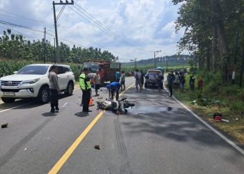 Petugas Satlantas Polres Blora melakukan olah Tempat Kejadian Perkara (TKP) kecelakaan maut antara truk tronton dan sepeda motor di Jalan Nasional Blora–Cepu, Jumat (9/5/2025). (Dok. Polres Blora/Harianmuria.com)
