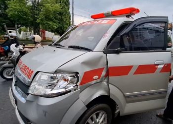 Bagian samping ambulans penyok setelah tertabrak sepeda motor di kawasan Simpang Tujuh Kudus. (Fahtur Rohman/Harianmuria.com)