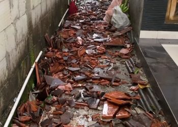 Genteng rumah warga berjatuhan dari atap dan pecah akibat hujan deras disertai angin kencang melanda tiga desa di Kecamatan Undaan, Kudus, Selasa (6/5/2025) petang. (Fahtur Rohman/Harianmuria.com)