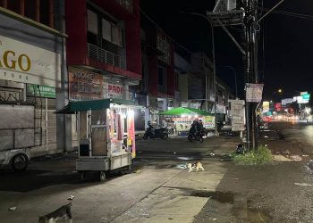 Area parkir di depan Pasar Mayong, Kabupaten Jepara digunakan untuk berjualan oleh pedagang kaki lima (PKL). (Tomi Budianto/Harianmuria.com)
