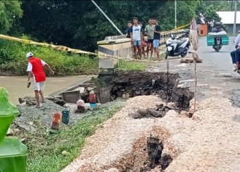 Talut jembatan penghubung Desa Sumber dengan Desa Mendenrejo di Kecamatan Kradenan, Blora ambrol akibat diterjang banjir. (Hanafi/Harianmuria.com)