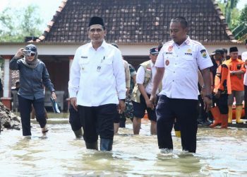Wakil Gubernur Jawa Tengah Taj Yasin meninjau langsung kondisi banjir di Desa Tanggirejo, Kecamatan Tegowanu. Rabu(21/5/2025). (Ahmad Abror/Harianmuria.com)