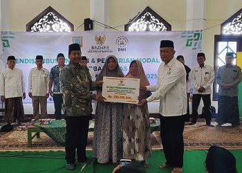 Bupati Rembang Harno menyerahkan secara simbolis bantuan rumah layak huni dan modal usaha kepada ratusan mustahik, Selasa (27/5/2025). (Vicky Rio/Harianmuria.com)