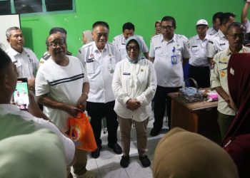 Wakil Bupati Blora Sri Setyorini meninjau dan menyalurkan bantuan kepada korban banjir di Desa Mojorembun, Kecamatan Kradenan, Rabu (21/5/2025) sore. (Hanafi/Harianmuria.com)