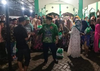 Ketua DPRD Demak Zayinul Fata menyalurkan bantuan sembako kepada korban banjir di Desa Karangrejo, Kecamatan Bonang. (Burhan Aslam/Harianmuria.com)