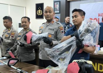 Kapolres Kendal AKBP Hendry Susanto Sianipar dan jajarannya menunjukkan senjata api (senpi) rakitan dan barang bukti lainnya. (Arvian Maulana/Harianmuria.com)
