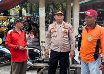 Kasat Binmas Polres Grobogan AKP Abbas memberikan pembinaan kepada jukir di Pasar Induk Purwodadi. (Dok. Polres Grobogan/Harianmuria.com)
