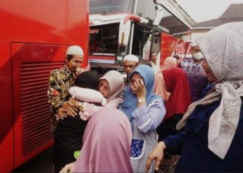Suasana haru menyelimuti prosesi pelepasan calon jemaah haji Kota Pekalongan. (Fahri Akbar/Harianmuria.com)