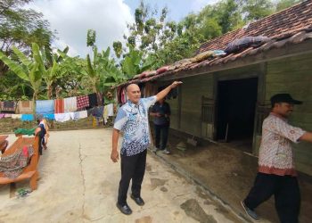 Camat Kunduran memperagakan ketinggian air banjir yang sempat menggenangi permukiman warga. (Eko Wicaksono/Harianmuria.com)