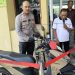 Kapolres Kendal AKBP Hendry Susanto Sianipar menunjukkan barang bukti kasus pencurian sepeda motor yang dialami warga Kecamatan Patean, Kendal. (Arvian Maulana/Harianmuria.com)