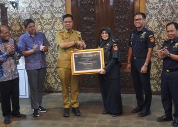 Bupati Jepara Witiarso Utomo menerima penghargaan kinerja pengelolaan DBHCHT tterbaik dari KPPBC TMC Kudus di Pringgitan Pendapa RA Kartini Jepara, Selasa (6/5/2025) malam. (Muhammad Aminudin/Harianmuria.com)