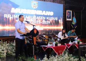 Bupati Kudus Sam'ani Intakoris menyampaikan paparan dalam Musrenbang RPJMD Kabupaten Kudus tahun 2025-2029, Senin (5/5/2025) malam. (Nisa HS/Harianmuria.com)