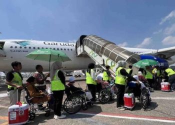 Jemaah calon haji Kloter 18 Embarkasi Solo antre memasuki pesawat Garuda Indonesia di Bandara Adi Soemarmo Solo pada musim haji tahun lalu. (Antaranews/Harianmuria.com)