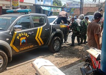 Petugas kepolisan mengevakuasi korban kecelakaan maut di Jalan Pati-Tayu di wilayah Desa Wedarijaksa, Pati, Selasa (6/5/2025). (Dok. Polresta Pati/Harianmuria.com)