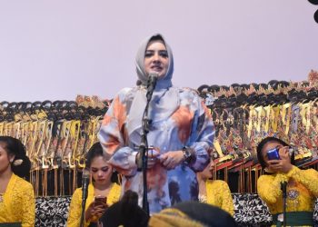 Bupati Pekalongan Fadia Arafiq mengumumkan bantuan 10 unit PJU dalam acara Sedekah Bumi Desa Sinangohprendeng, Selasa malam (27/5/2025).