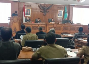Wakil Ketua DPRD Salatiga Saiful Mashud membacakan empat persoalan yang akan ditanyakan kepada Wali Kota dalam rapat paripurna interpelasi, Senin (19/5/2025). (Angga Rosa/Harianmuria.com)